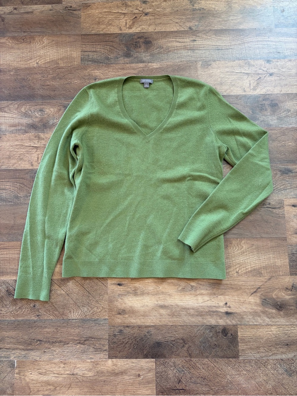 Ann Taylor Medium Cashmere V-Neck Sweater in Olive Green